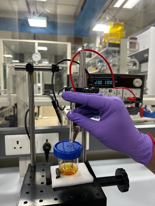 (b)	Capturing reactive intermediates